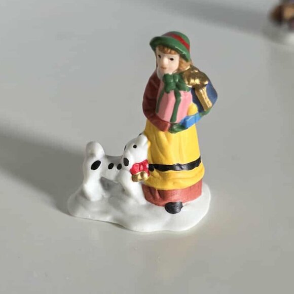 🎀SALE 🎀EUC Christmas Village Porcelain Figurines Set of 8 - Picture 5 of 9